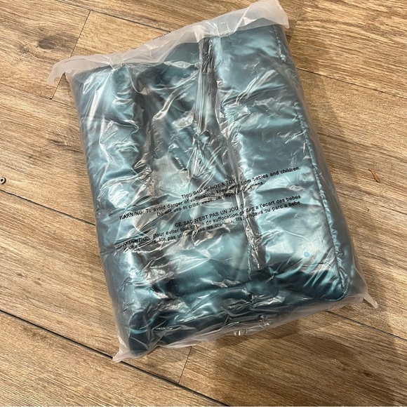 Victoria's Secret Metallic Emerald Teal Puffer Tote Bag - Picture 5 of 5